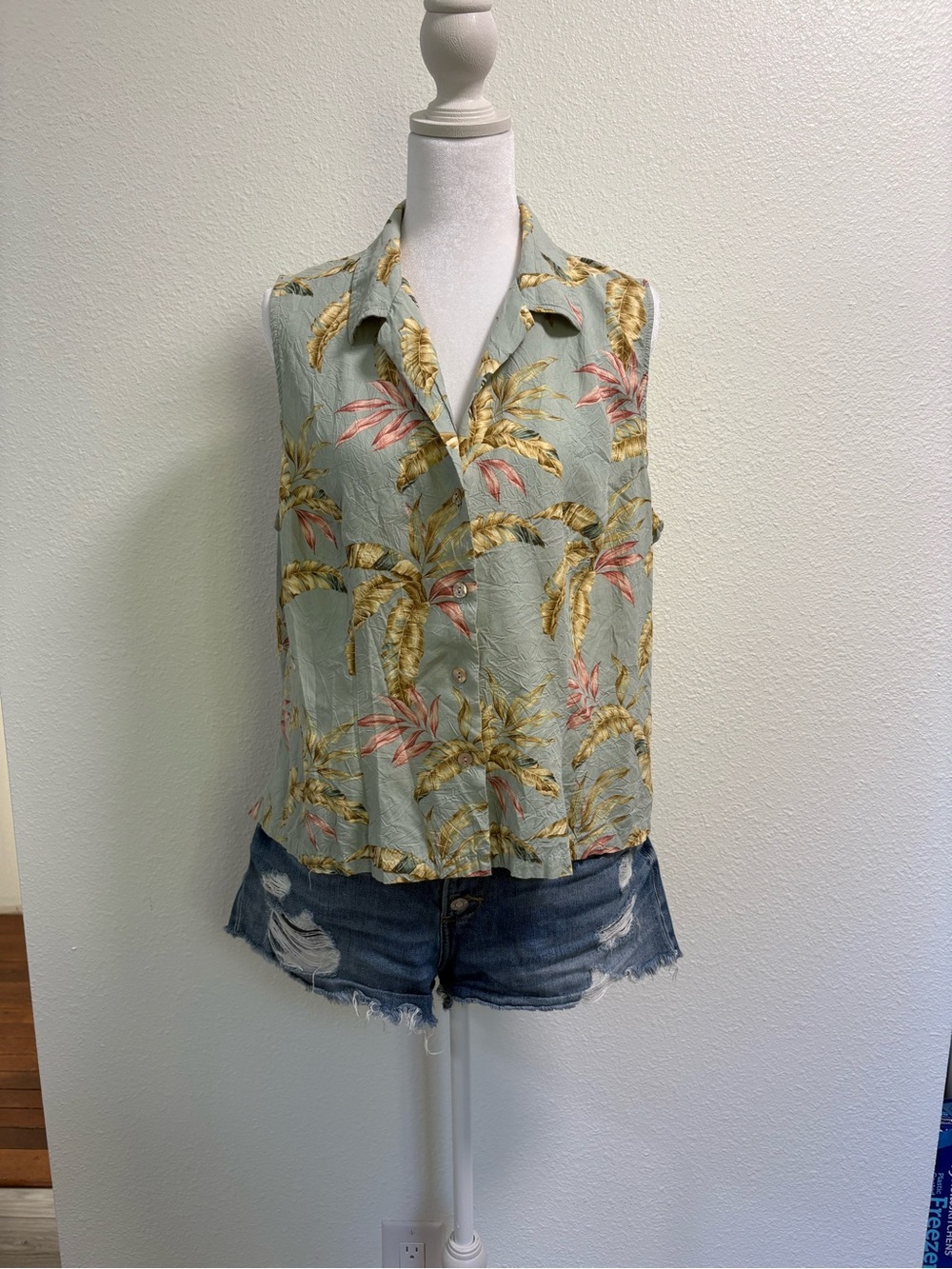 Tori Richard Sage Palm-Print Sleeveless Button Tank